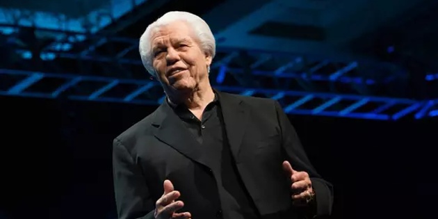 Bill Austin, propriétaire de Starkey, reçoit un prix d’excellence professionnelle Bill Austin, propriétaire de Starkey, reçoit un prix d’excellence professionnelle