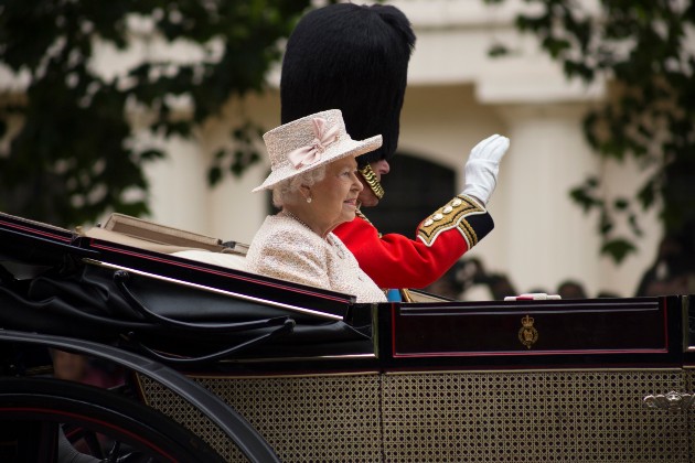 La reine Elizabeth II vue pour la première fois avec des aides auditives