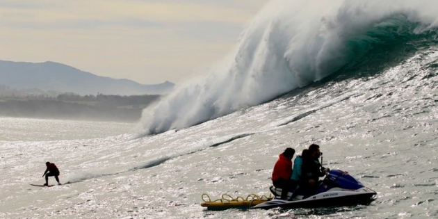 Le fabricant Phonak choisit un surfeur de grosses vagues comme nouvel ambassadeur