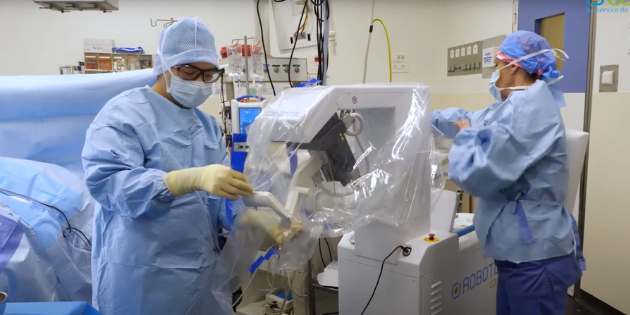 Un enfant de 30 mois atteint de surdité profonde opéré avec le robot Robotol