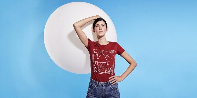 La mannequin Sophie Vouzelaud soutient les tee-shirts Hear the World