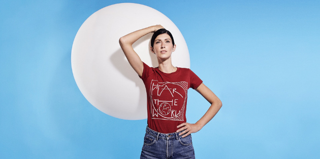 La mannequin Sophie Vouzelaud soutient les tee-shirts Hear the World La mannequin Sophie Vouzelaud soutient les tee-shirts Hear the World
