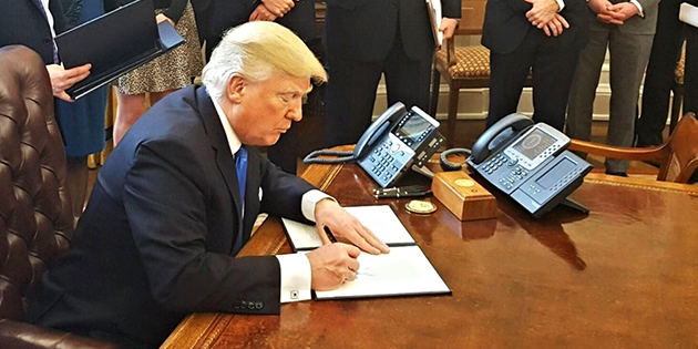 Donald Trump signe la loi sur la vente libre des aides auditives